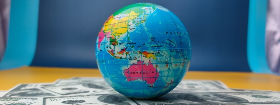 Macroeconomia e microeconomia: globo sobre notas de dólar