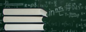 Livros de cálculo: pilha de livros sobre mesa