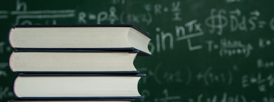 Livros de cálculo: pilha de livros sobre mesa