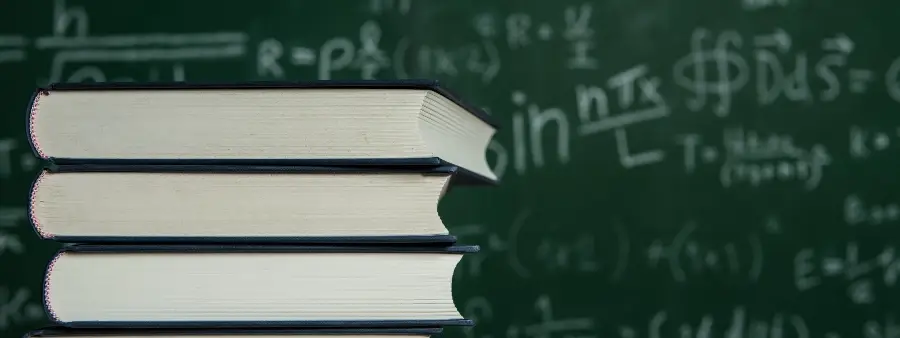 Livros de cálculo: pilha de livros sobre mesa