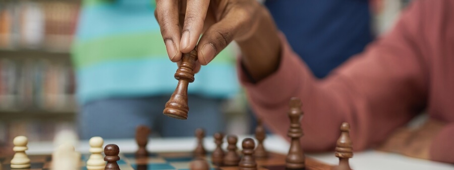 Teoria dos jogos: pessoa segurando peça de xadrez