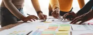 metodologia de projeto de pesquisa: alunos trabalhando em projeto