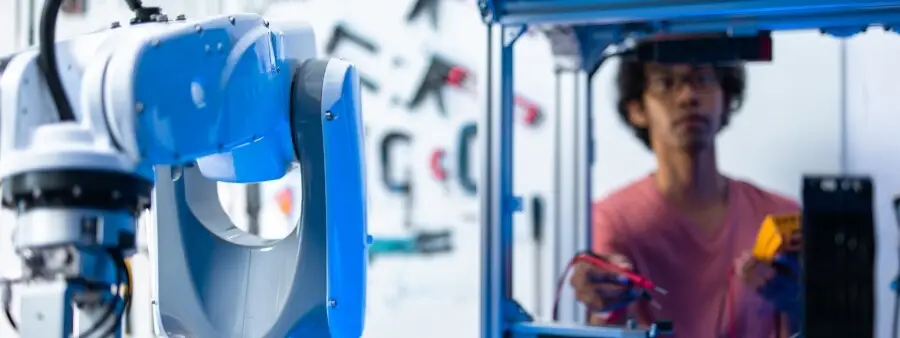 automação robótica de processos: trabalhador manuseando robô