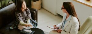 logoterapia o que é: psicóloga e paciente conversando