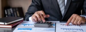 contabilidade consultiva: contador fazendo cálculos